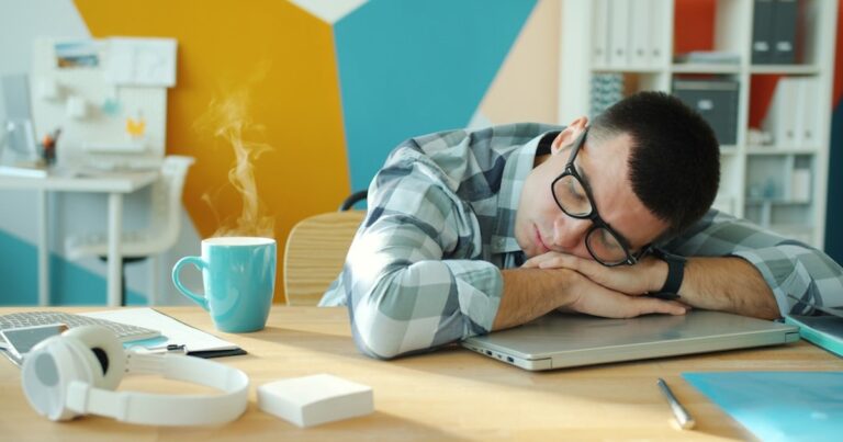 自分の限界がわからない人が「最初に示すサイン」——気づいたときは、すでに崖の縁だった