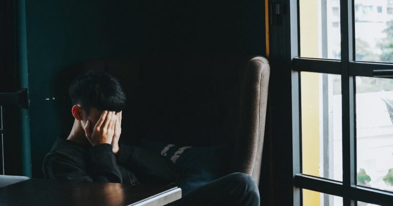 優秀であることの罰──「壊れない人間」という幻想が、最初に壊れる人間を量産する構造について