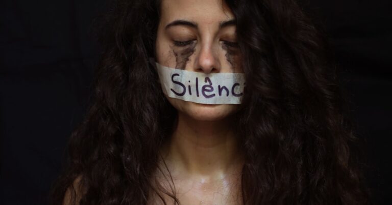 沈黙は裏切りではない──「本音が出ない組織」が実は正常に機能している、という逆説について