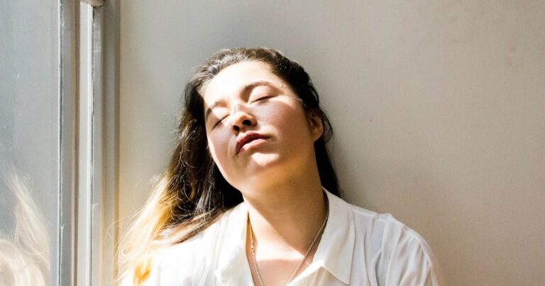 眠れない国の神話——「休めない」が美徳になるとき、身体は静かに革命を起こす