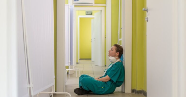 優秀な者から折れていく──「消耗の適者生存」と、組織が静かに食い尽くす構造について